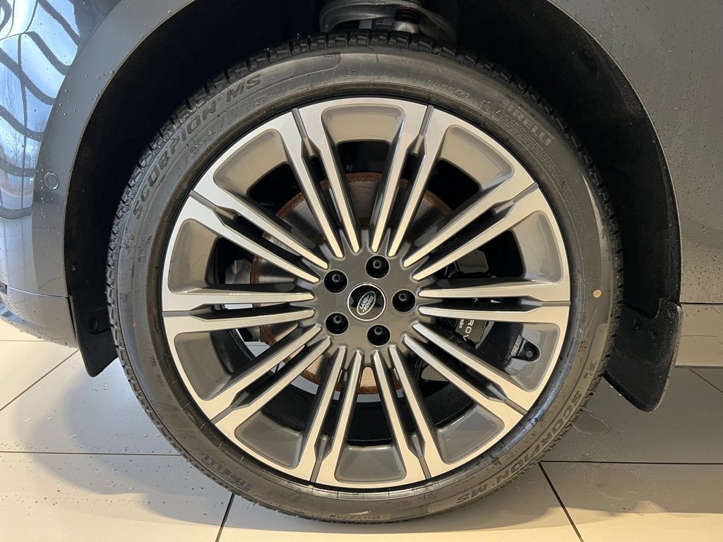 New 2025 Land Rover Range Rover Sport Dynamic SE AWD/4WD image 7