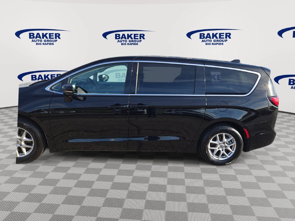 Used 2024 Chrysler Pacifica Touring-L FWD image 7