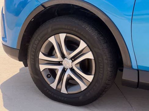 Used 2018 Toyota RAV4 LE FWD image 9