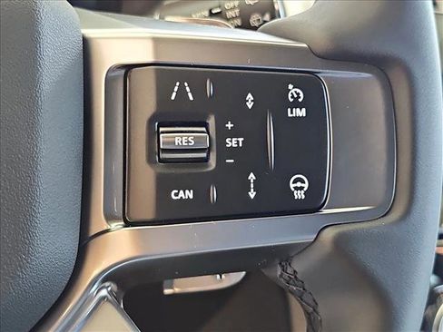 New 2025 Land Rover Discovery Dynamic SE image 19