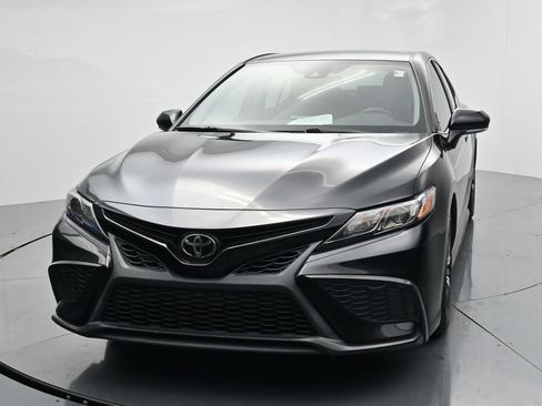 Used 2022 Toyota Camry SE FWD image 3