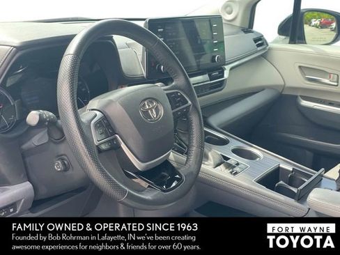 Used 2023 Toyota Sienna Limited FWD image 7