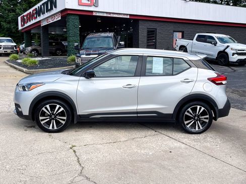 Used 2020 Nissan Kicks SR w/ SR Premium Package FWD image 3