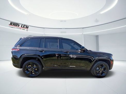 New 2025 Jeep Grand Cherokee Altitude RWD image 2