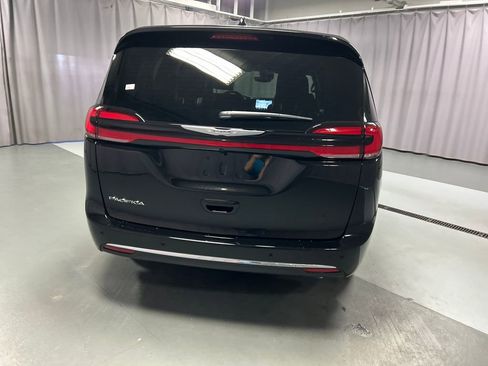 New 2026 Chrysler Pacifica Select image 6
