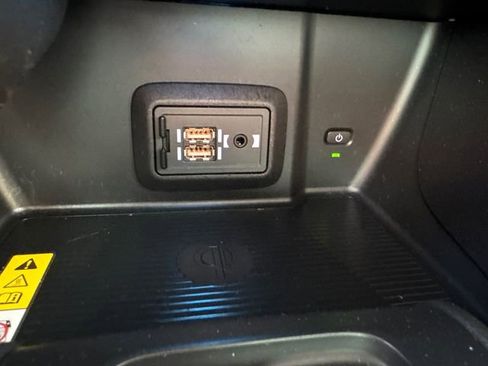 Used 2022 Toyota Venza LE image 36