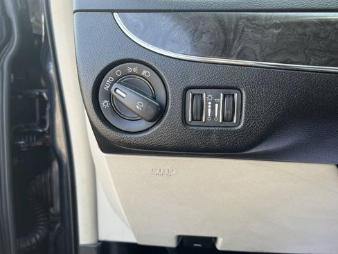 Used 2011 Chrysler Town & Country Touring-L w/ Entertainment Group #2 FWD image 20