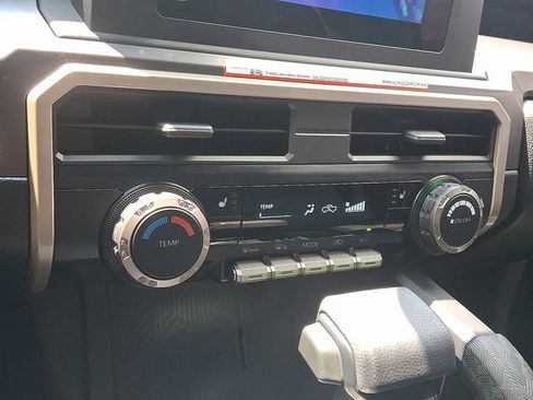 Used 2025 Toyota Tacoma SR5 AWD/4WD image 15