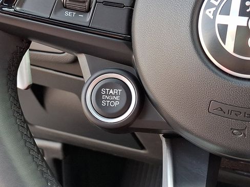 Used 2023 Alfa Romeo Giulia Veloce AWD/4WD image 28