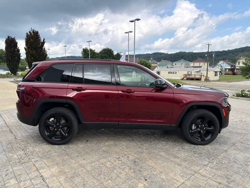 Used 2023 Jeep Grand Cherokee Altitude AWD/4WD image 9
