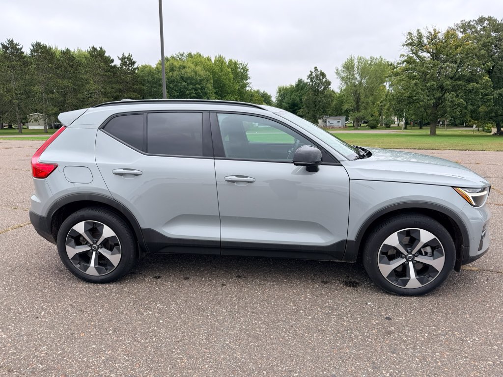 Used 2024 Volvo XC40 B5 Plus AWD/4WD image 2