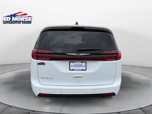 Used 2024 Chrysler Pacifica Touring-L FWD image 4