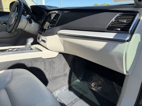 Certified 2022 Volvo XC90 T5 Momentum image 12