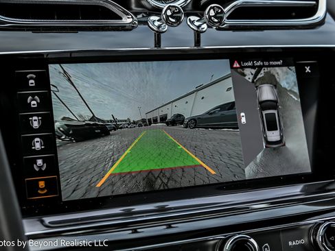 Used 2023 Bentley Bentayga Plug-In Hybrid image 47