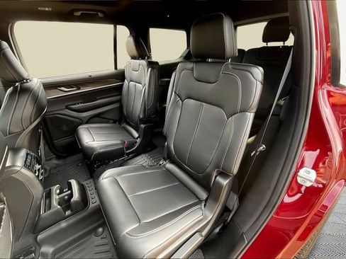 Used 2025 Jeep Grand Cherokee L Limited w/ Luxury Tech Group II image 16