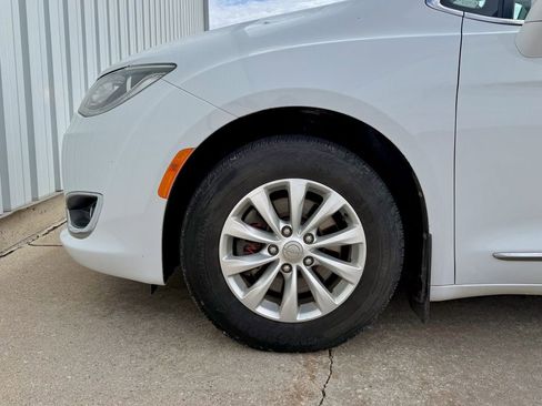 Used 2017 Chrysler Pacifica Touring-L FWD image 36