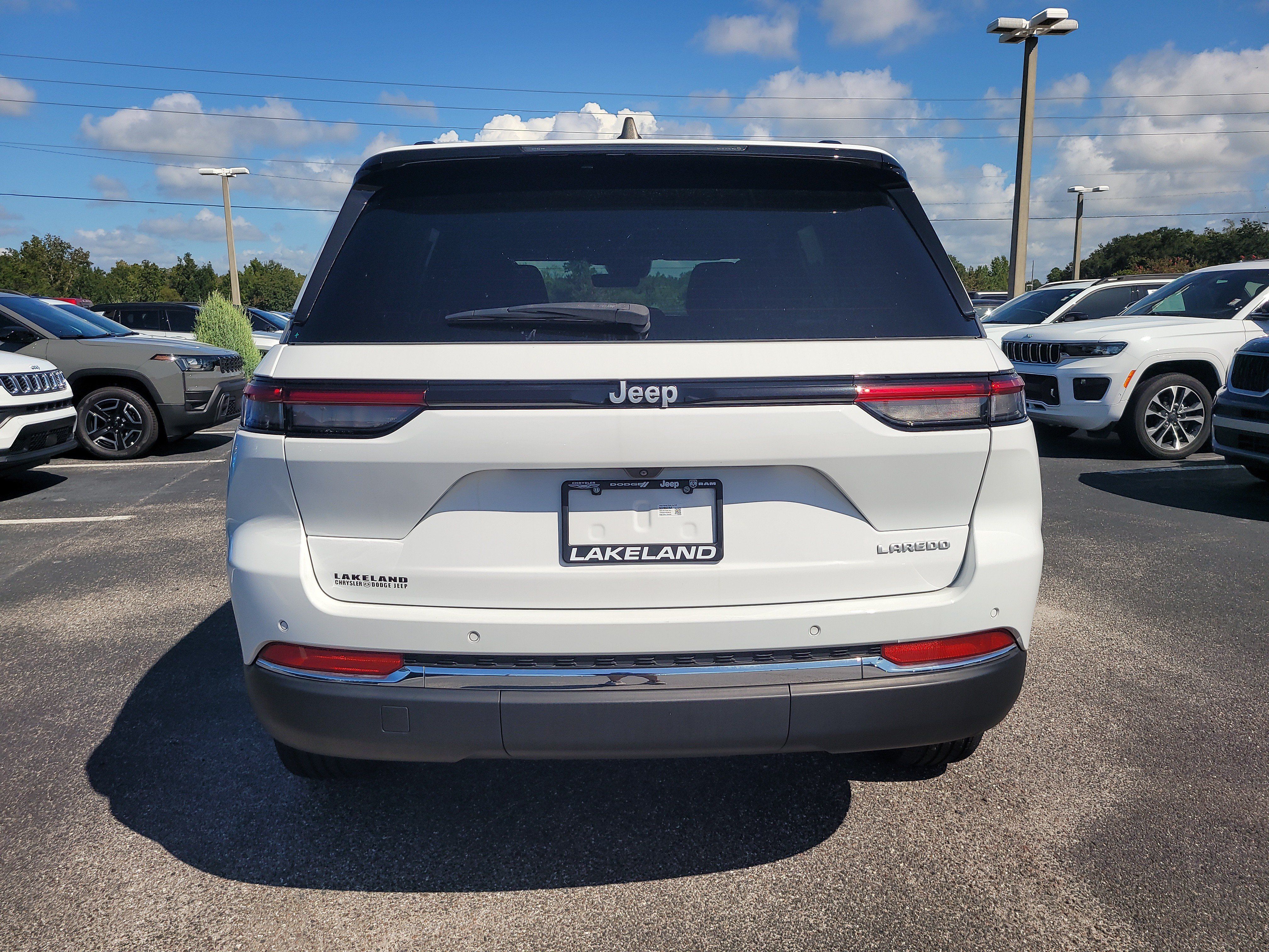 Used 2025 Jeep Grand Cherokee Laredo w/ Luxury Tech Group I RWD image 5
