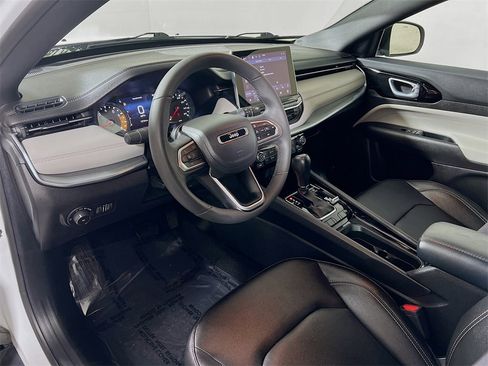 Used 2025 Jeep Compass Limited image 10