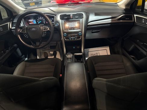 Used 2018 Ford Fusion SE w/ Fusion SE Technology Package FWD image 5