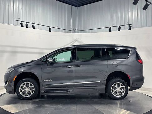 Used 2017 Chrysler Pacifica Limited FWD image 12