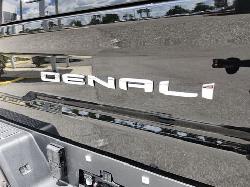 Certified 2025 GMC Sierra 2500 Denali Ultimate AWD/4WD image 10