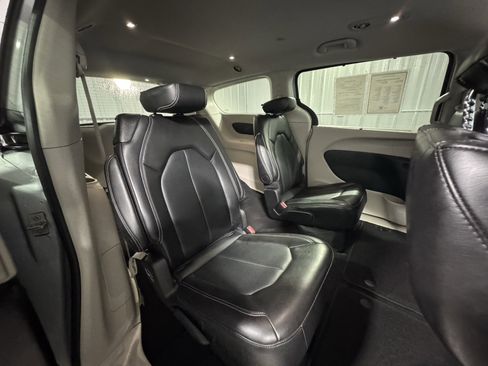 Used 2024 Chrysler Pacifica Touring-L image 23