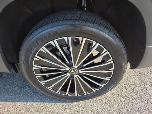 Used 2025 Volkswagen Taos SE FWD image 12