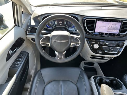 Used 2024 Chrysler Pacifica Touring-L image 25