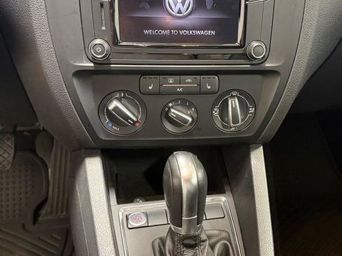 Used 2017 Volkswagen Jetta SE image 15