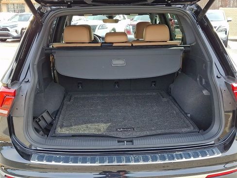 Used 2024 Volkswagen Tiguan SE w/ Panoramic Sunroof Package image 31