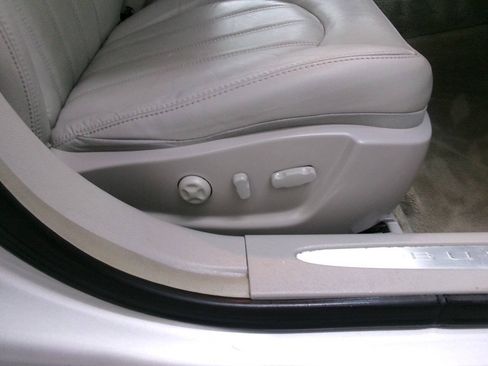 Used 2011 Buick Lucerne CXL FWD image 26