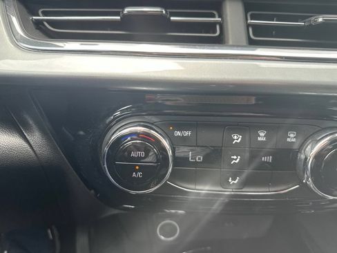 Used 2025 Chevrolet Trax LT FWD image 17