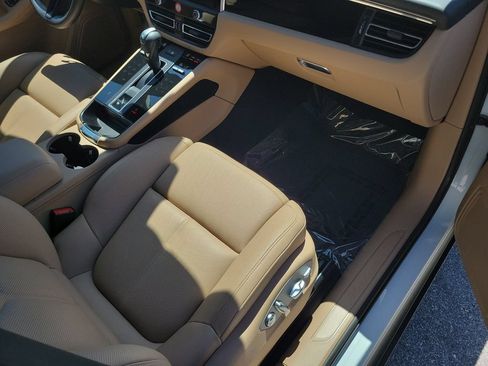 Certified 2025 Porsche Macan AWD/4WD image 19