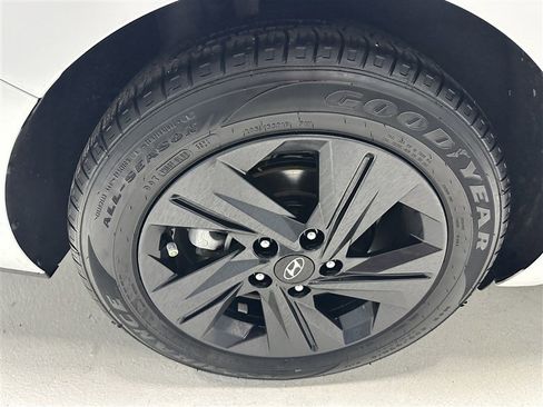 Used 2023 Hyundai Elantra SEL image 12