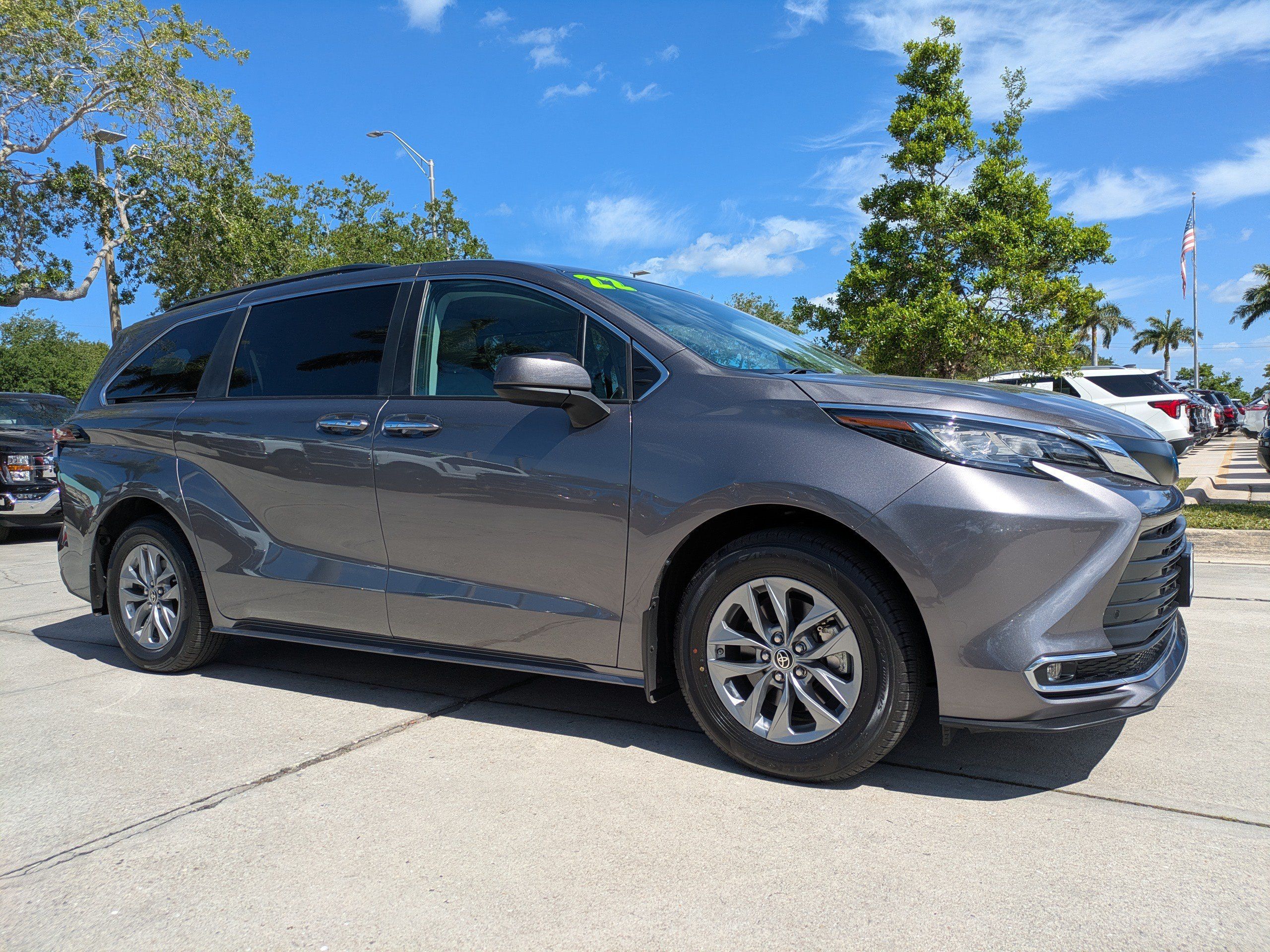 Used 2022 Toyota Sienna XLE AWD/4WD image 2