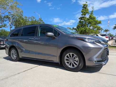 Used 2022 Toyota Sienna XLE AWD/4WD image 2