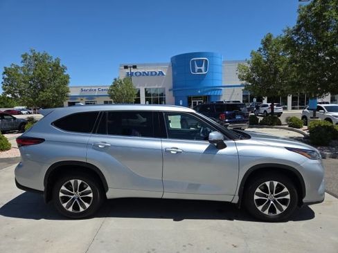 Used 2021 Toyota Highlander XLE AWD/4WD image 4