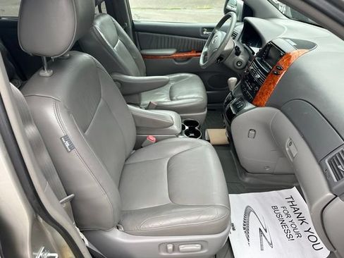 Used 2010 Toyota Sienna XLE FWD image 13