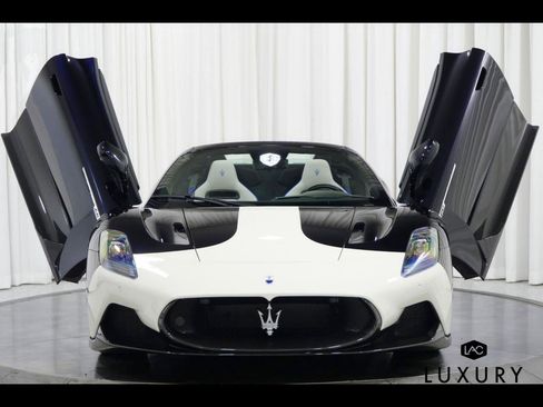 Used 2023 Maserati MC20 Spyder image 2