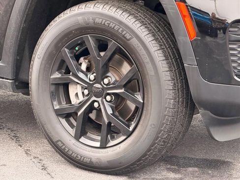 Used 2024 Jeep Grand Cherokee Altitude AWD/4WD image 25