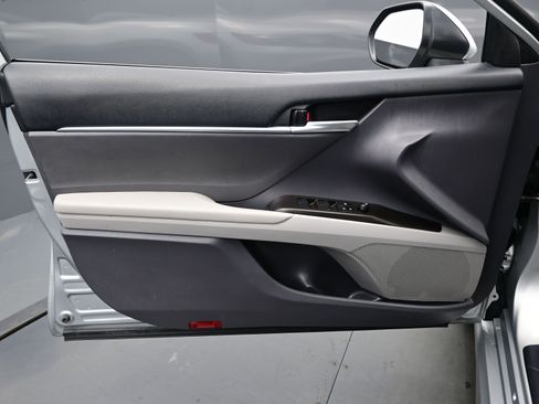 Used 2024 Toyota Camry SE image 9