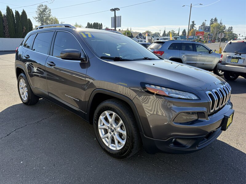 Used 2017 Jeep Cherokee Latitude w/ True North Edition AWD/4WD image 1