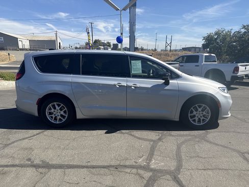 Used 2024 Chrysler Pacifica Touring-L FWD image 7