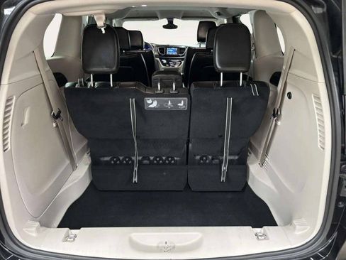 Used 2021 Chrysler Voyager Lxi FWD image 6