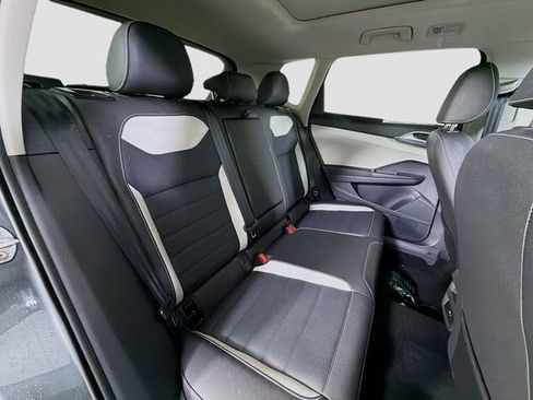 Used 2025 Volkswagen Taos SEL image 30