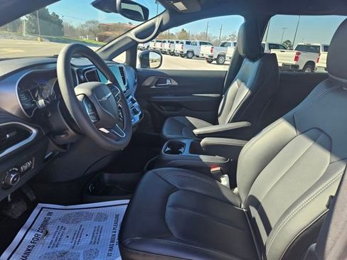New 2026 Chrysler Pacifica Select image 9