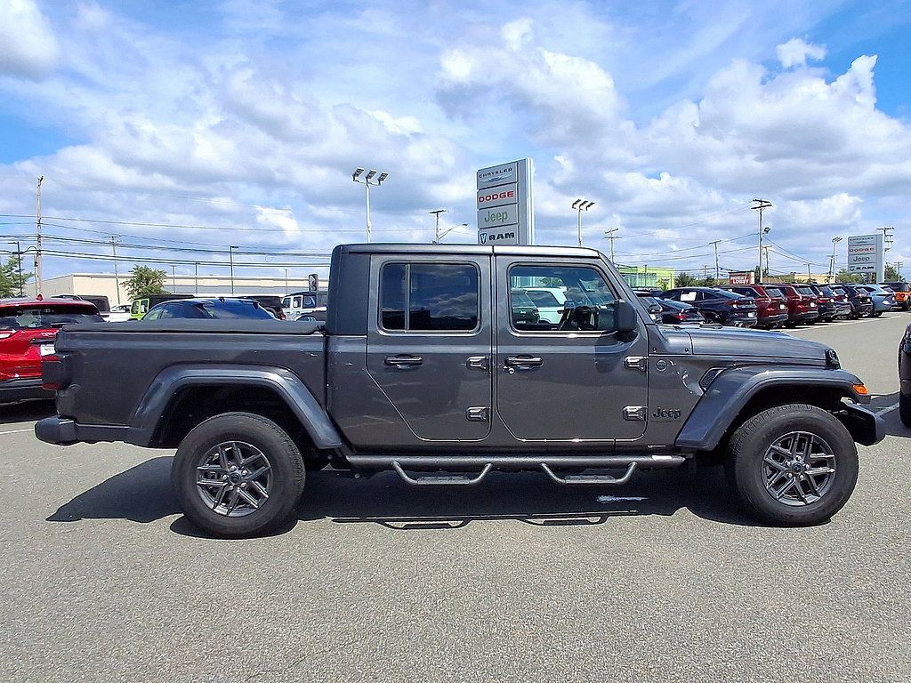 Used 2025 Jeep Gladiator Sport AWD/4WD image 32