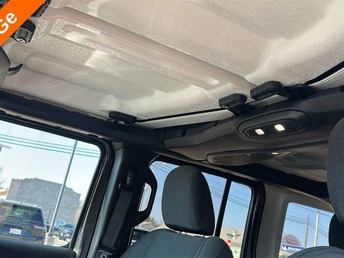 Used 2025 Jeep Wrangler Unlimited Sahara AWD/4WD image 16