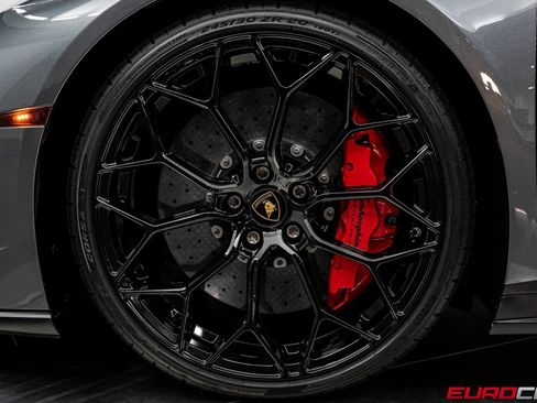 Used 2018 Lamborghini Huracan Performante image 24
