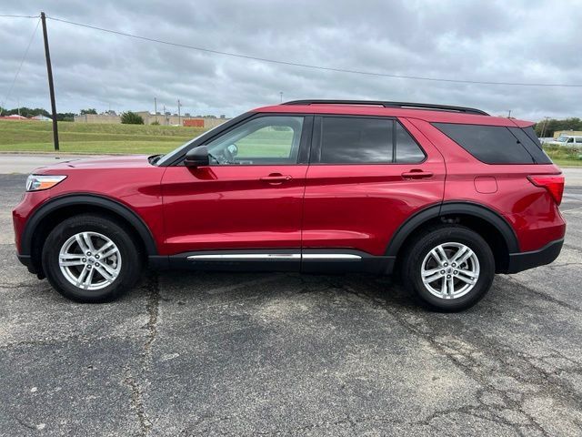 Used 2024 Ford Explorer XLT w/ Equipment Group 202A AWD/4WD image 4